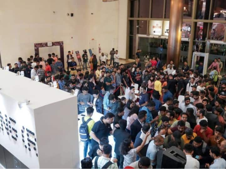 Nothing Phone 2 purchased by more than 500 people from Nothing Drop in lulu mall Bengaluru Nothing Phone 2 को ऑफलाइन खरीदने के लिए उमड़ा हुजूम, कंपनी ने शेयर किया वीडियो 