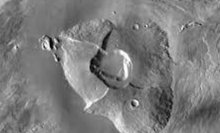 থারসিস আগ্নেয়গিরি Olympus Mons-এর গায়ে গায়েই অবস্থিত। ওই অঞ্চলে মোট ১২টি দৈত্যকার আগ্নেয়গিরি রয়েছে, সবমিলিয়ে ৪ হাজার কিলোমিটার জায়গা জুড়ে বিস্তার।