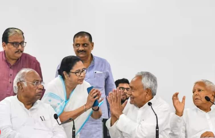 Opposition Meeting Congress invites two more parties for opposition meeting for Mission 2024 in Bengaluru Opposition Meeting: मिशन 2024 विरोधकांचं स्पेशल 26, बंगळुरुमधील बैठकीसाठी काँग्रेसकडून आणखी दोन पक्षांना निमंत्रण