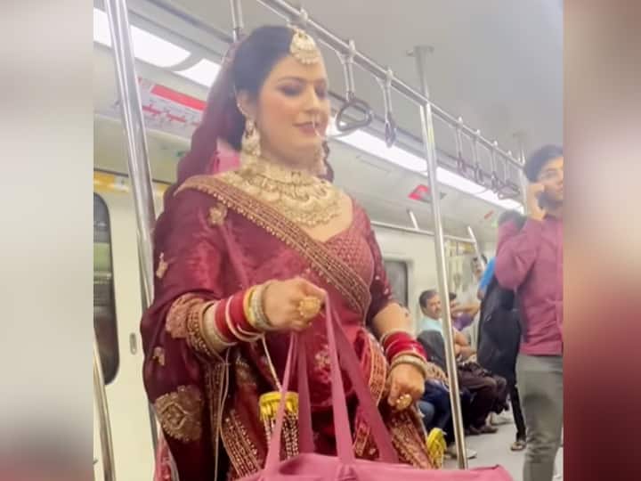 Bride Was Seen Roaming In Delhi Metro In Bridal Lehenga Video Viral VIDEO: मेट्रो में घूमती नजर आई ब्राइडल लहंगा पहने नई नवेली दुल्हन, ऐसा सीन शायद ही पहले कभी देखा होगा!