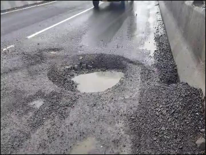 रस्त्यांवरील खड्ड्यांचा मोठा फटका येथील स्थानिक नागरिक तसेच वाहन चालकांना सहन करावा लागत आहे.