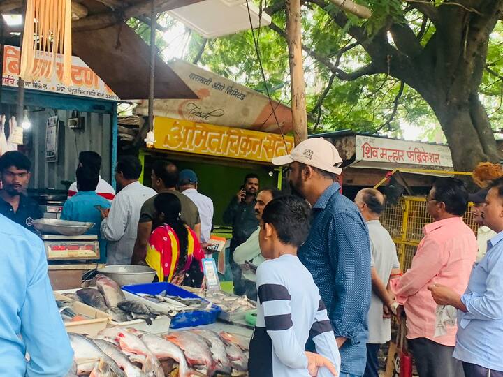 सकाळी सहा वाजल्यापासूनच मटण आणि चिकनच्या दुकानाबाहेर पुण्यातील नागरिकांनी रांगा लावल्या आहेत.