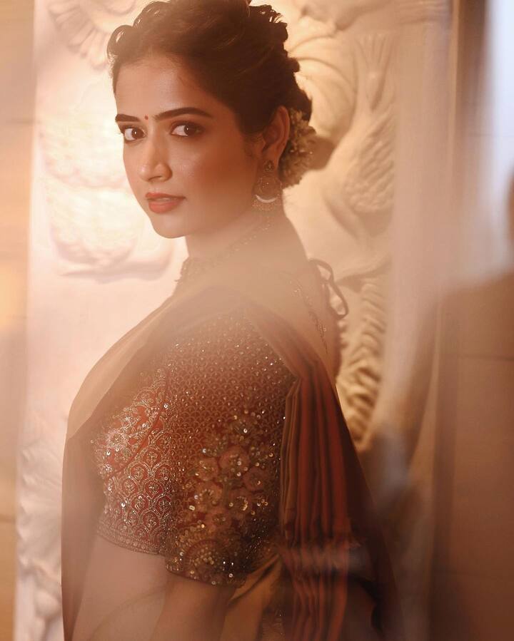 తొలి తెలుగు సినిమాతోనే మంచి విజయాన్ని అందుకుంది.Photo Credit: Ashika Ranganath/Instagram