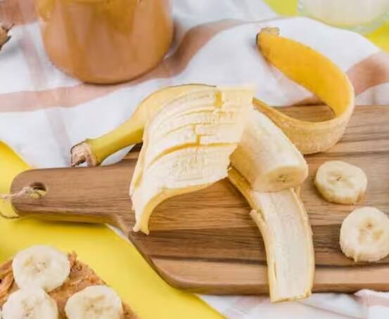 ਇੱਕ ਪੈਨ ਵਿਚ ਘਿਓ, ਹਰੀ ਇਲਾਇਚੀ, ਅਖਰੋਟ ਦਾ ਦੁੱਧ ਪਾਓ ਅਤੇ ਹਿਲਾਉਂਦੇ ਰਹੋ। ਭੁੰਨੇ ਹੋਏ ਅਖਰੋਟ ਦਾ ਮਿਸ਼ਰਣ ਵਿੱਚ ਮਿਲਾਓ ਅਤੇ ਹਿਲਾਉਂਦੇ ਰਹੋ।