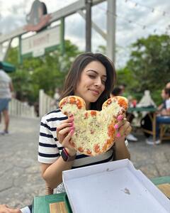 Hansika In Paris : ఏంటి యాపిల్ బ్యూటీ - డైటింగ్ పక్కన పెట్టేశావా?