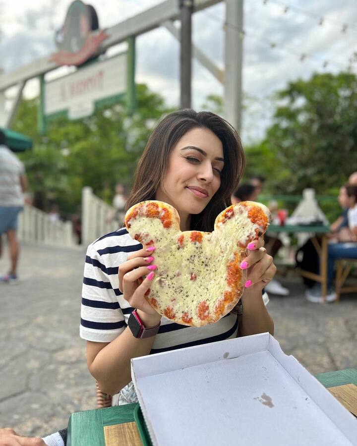 ఫ్యామిలీతో కలిసి హన్సిక ఫారిన్ టూర్ వెళ్లారు. అక్కడ హన్సిక డైటింగ్ పక్కన పెట్టినట్లు ఉన్నారు. (Image Courtesy : ihansika / Instagram)