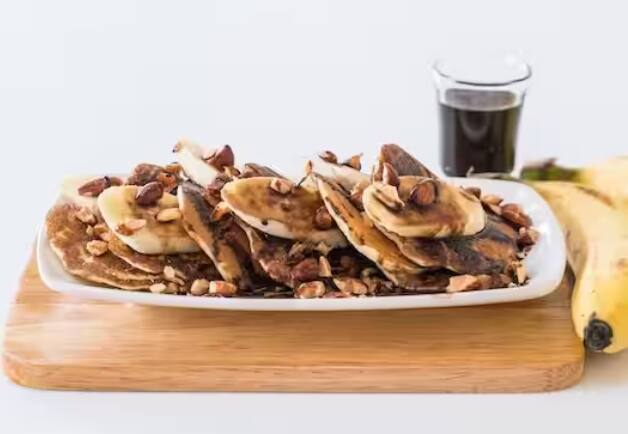 ਅਖਰੋਟ ਦਾ ਦੁੱਧ ਬਣਾਉਣ ਲਈ ਅੱਧੇ ਅਖਰੋਟ ਨੂੰ 2-4 ਘੰਟੇ ਲਈ ਭਿਓ ਕੇ ਪਾਣੀ 'ਚ ਮਿਲਾ ਲਓ। ਇਸ ਤੋਂ ਬਾਅਦ ਬਾਕੀ ਬਚੇ ਅਖਰੋਟ ਨੂੰ ਭੁੰਨ ਕੇ ਪੇਸਟ ਬਣਾ ਲਓ। ਉਹਨਾਂ ਨੂੰ ਪਾਸੇ ਰੱਖੋ।