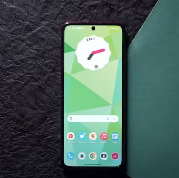 ਜੇਕਰ ਤੁਸੀਂ Amazon ਤੋਂ Motorola Razr 40 ultra ਸਮਾਰਟਫੋਨ ਖਰੀਦਦੇ ਹੋ, ਤਾਂ ਤੁਸੀਂ ਹੁਣ ਸੇਲ 'ਚ 7,000 ਰੁਪਏ ਬਚਾ ਸਕਦੇ ਹੋ। ਕੰਪਨੀ ICICI ਬੈਂਕ ਦੇ ਕ੍ਰੈਡਿਟ ਕਾਰਡ 'ਤੇ 7,000 ਰੁਪਏ ਅਤੇ SBI ਦੇ ਕ੍ਰੈਡਿਟ ਕਾਰਡ 'ਤੇ 6,250 ਰੁਪਏ ਦੀ ਛੋਟ ਦੇ ਰਹੀ ਹੈ। ਵੈਸੇ, ਮੋਬਾਈਲ ਫੋਨ ਦੀ ਕੀਮਤ 89,999 ਰੁਪਏ ਹੈ।