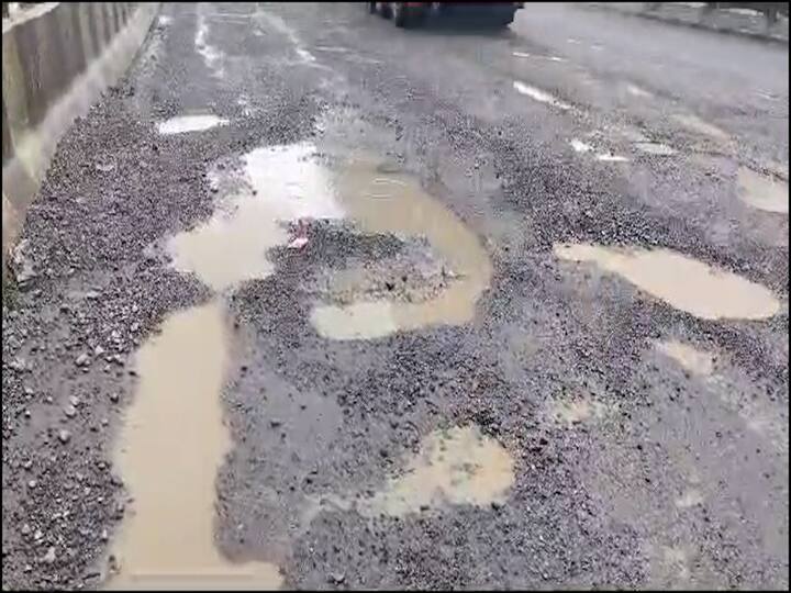 मात्र तरीसुद्धा या कंपनीकडून खड्डे बुजवण्याचे काम हाती घेतलं जात नसल्याने राष्ट्रीय महामार्ग प्राधिकरणाने सुद्धा झोपेचं सोंग घेतलं आहे का? असा सवाल वाहन चालकांकडून उपस्थित केला जात आहे.
