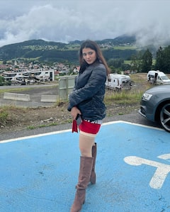 విదేశీ వీధుల్లో కేతిక శర్మ అదిరిపోయే ఫోజులు