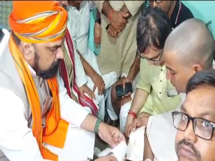 Samrat Choudhary and Vijay Kumar Sinha gave check of 15 lakhs to family of BJP leader Vijay Singh in Jehanabad ann Bihar Politics: BJP लीडर विजय सिंह के परिजनों को पार्टी नेताओं ने दिया 15 लाख का चेक, नेता प्रतिपक्ष बोले- रक्त बेकार नहीं जाएगा