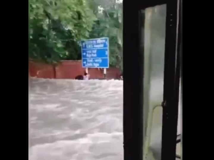 Viral Sach Monsoon 2023 Delhi Bus Waterlogging Jaipur Social Media Fake Video Sign Board Disclosed Fact Check: डूब गई दिल्ली! भारी बारिश के बाद चलती बस में पानी घुसने का वीडियो वायरल, जानिए सच्चाई