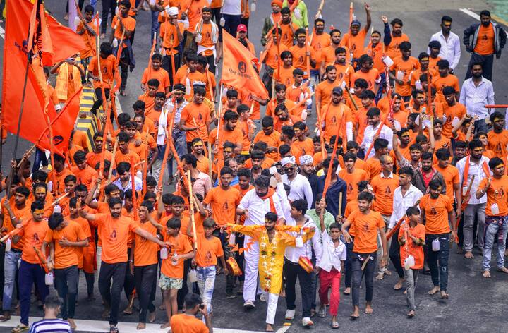 कांवड़ यात्रा में भक्त गंगा से जल लेकर भगवान शिव पर अर्पित करते हैं. इन भक्तों को कांवड़िया नाम कहा जाता है.