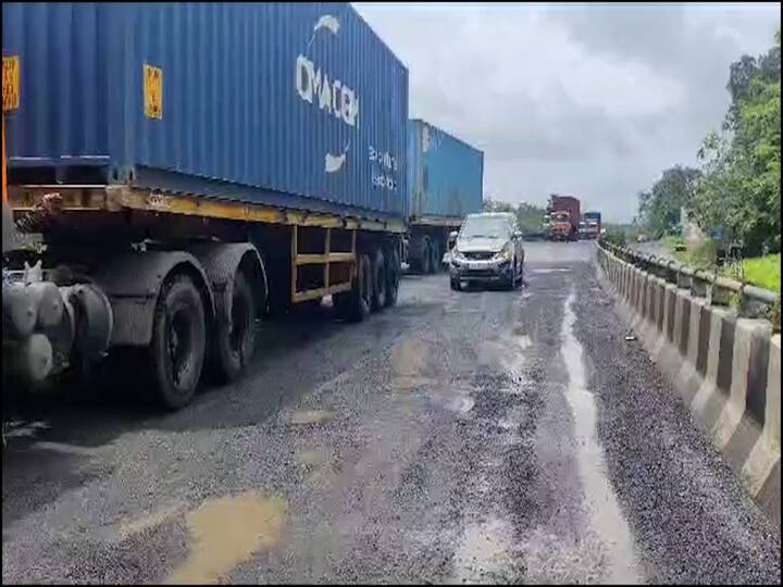 महामार्गावर पडलेल्या खड्ड्यांमुळे या महामार्गावर अपघातांची मालिका सुरूच आहे. या रस्त्यावरील डांबर पूर्णपणे निघून गेलं आहे. रस्त्यावर मोठे-मोठे खड्डे् पडले आहेत.
