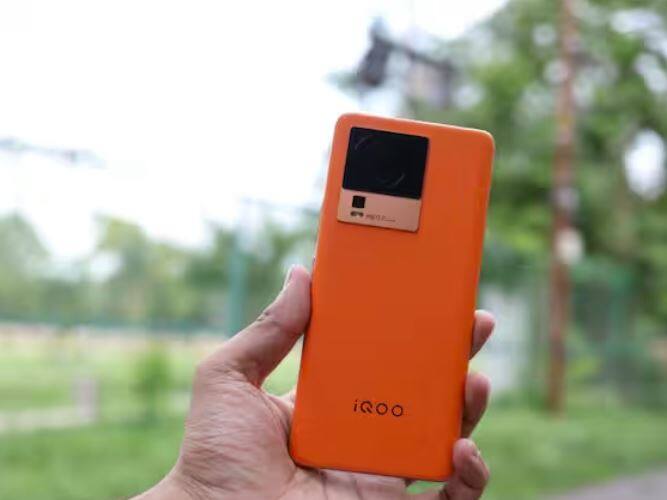 IQOO Neo 7 Pro: ਫ਼ੋਨ ਵਿੱਚ ਇੱਕ 6.78-ਇੰਚ ਡਿਸਪਲੇ, 5000 mAh ਬੈਟਰੀ, ਸਨੈਪਡ੍ਰੈਗਨ 8th ਪਲੱਸ gen 1 SOC ਦੇ ਨਾਲ ਇੱਕ ਸੁਤੰਤਰ ਗੇਮਿੰਗ ਚਿੱਪ ਹੈ। ਫੋਟੋਗ੍ਰਾਫੀ ਲਈ, ਫੋਨ ਵਿੱਚ 50MP Samsung GNM 5 OIS ਸੈਂਸਰ, 8MP ਅਲਟਰਾਵਾਈਡ ਕੈਮਰਾ ਅਤੇ 2MP ਮੈਕਰੋ ਕੈਮਰਾ ਹੈ। 120 ਵਾਟ ਫਾਸਟ ਚਾਰਜਿੰਗ ਦੇ ਨਾਲ ਫੋਨ ਵਿੱਚ 5000 mAh ਦੀ ਬੈਟਰੀ ਉਪਲਬਧ ਹੈ। ਸਮਾਰਟਫੋਨ ਦੇ 8/128GB ਵੇਰੀਐਂਟ ਦੀ ਕੀਮਤ 34,999 ਰੁਪਏ ਹੈ। ਇਸ ਆਫਰ 'ਚ ਤੁਹਾਨੂੰ ਇਹ ਹੋਰ ਵੀ ਸਸਤਾ ਮਿਲੇਗਾ।