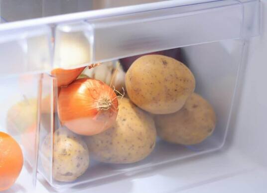 फ्रिजमध्ये कांदे-बटाटे ठेऊ नका. फ्रिजमध्ये ओलावा असल्यामुळे तिथे कांदे-बटाटे लगेच खराब होऊ शकतात. फ्रिजमध्ये बटाटे मऊ पडतात आणि त्याला कोंब फुटतात.