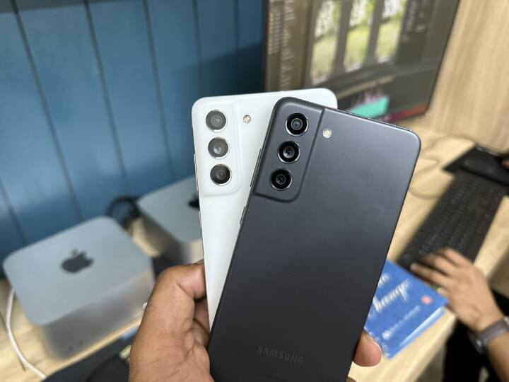 Samsung Galaxy S21 FE: इस फोन के 8/128GB वेरिएंट की कीमत 34,999 रुपये है. सेल के दौरान अगर आप इसे लेंगे तो ये आपको 30,000 रुपये तक मिल जाएगा. स्मार्टफोन में 6.4 इंच FHD प्लस डिस्प्ले,4500 एमएएच की बैटरी 25 वॉट के चार्जर के साथ,Exnyos 2100 प्रोसेसर,12+12+8MP के तीन कैमरा और फ्रंट में 32MP का कैमरा मिलता है.