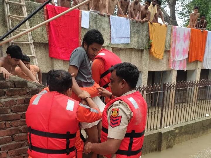 Delhi Flood Yamuna River News Students stranded at Kashmiri Gate School due to floods Rescue team pulled out safely Ann Delhi Flood: यमुना के बाढ़ से कश्मीरी गेट स्कूल में फंसे छात्र, बचाव दल ने सुरक्षित बाहर निकाला