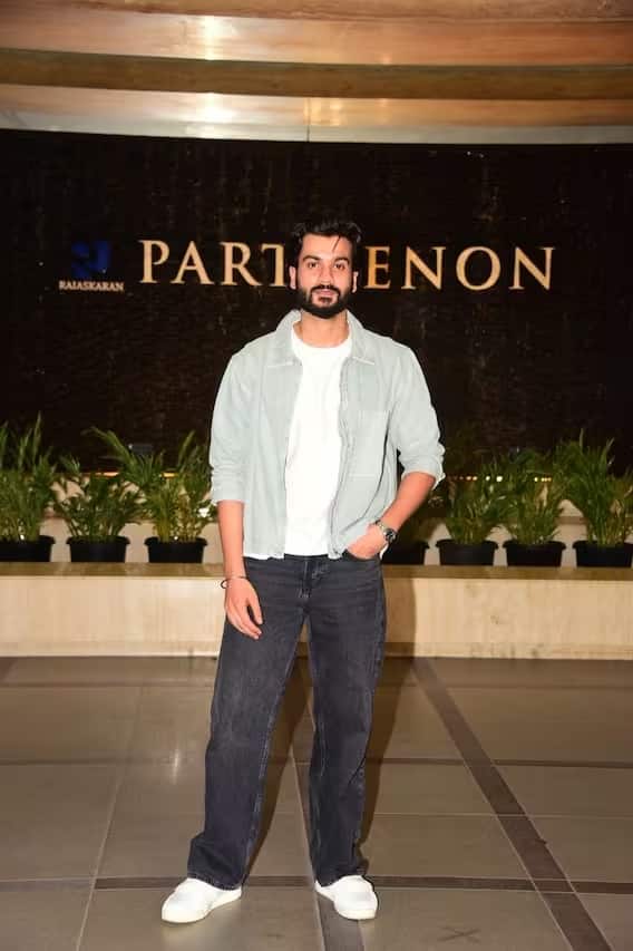 અભિનેતા સની કૌશલ પણ આ પાર્ટીનો ભાગ હોવો જોઈએ. આ દરમિયાન, તેણે બાઉટ ટી-શર્ટ અને બ્લેક જીન્સ સાથે હળવા લીલા રંગનો શર્ટ પહેર્યો હતો. આ સાથે સનીએ તેના લુકને સફેદ શૂઝ સાથે કમ્પ્લીમેન્ટ કર્યું હતું. આ લુકમાં સની ખૂબ જ હેન્ડસમ લાગી રહી હતી.