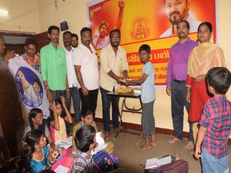 Trichy they started a night school program on behalf of the Vijayamakal movement Trichy: கைகாட்டிய தளபதி.. தலையசைத்த விஜய்மக்கள் இயக்கம்.. பிரம்மாண்டமாக தொடங்கப்பட்ட இரவு பாடசாலை!