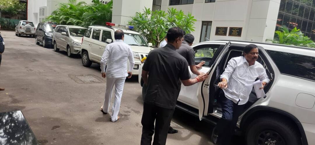 मोठी बातमी! अजित पवार शरद पवारांच्या भेटीसाठी वायबी चव्हाणला! राष्ट्रवादीचे सर्व नवे मंत्रीही सोबत Ajit Pawar with newly elected NCP minister chhagan bhujbal hasan mushrif meeting with Sharad Pawar मोठी बातमी! अजित पवार शरद पवारांच्या भेटीसाठी वायबी चव्हाणला! राष्ट्रवादीचे सर्व नवे मंत्रीही सोबत