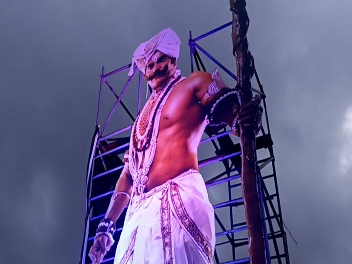 ही प्रतिकृती पाहण्यासाठी अनेक ठाणेकरांनी मासुंदरी परिसरात मोठ्या प्रमाणात गर्दी केली होती.