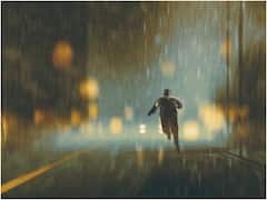 बारिश में दौड़ने पर ज्यादा भीगते हैं या फिर एक जगह खड़े रहने पर? जवाब हैरान कर देने वाला है