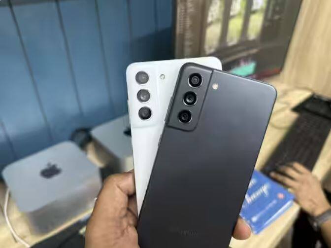 Samsung Galaxy S21 FE: ਇਸ ਫੋਨ ਦੇ 8/128GB ਵੇਰੀਐਂਟ ਦੀ ਕੀਮਤ 34,999 ਰੁਪਏ ਹੈ। ਜੇਕਰ ਤੁਸੀਂ ਇਸ ਨੂੰ ਸੇਲ ਦੌਰਾਨ ਖਰੀਦਦੇ ਹੋ, ਤਾਂ ਤੁਹਾਨੂੰ 30,000 ਰੁਪਏ ਤੱਕ ਮਿਲ ਜਾਵੇਗਾ। ਇਸ ਸਮਾਰਟਫੋਨ 'ਚ 6.4-ਇੰਚ FHD+ ਡਿਸਪਲੇ, 25W ਚਾਰਜਰ ਨਾਲ 4500mAh ਬੈਟਰੀ, Exnyos 2100 ਪ੍ਰੋਸੈਸਰ, 12+12+8MP ਟ੍ਰਿਪਲ ਕੈਮਰੇ, ਅਤੇ 32MP ਫਰੰਟ ਕੈਮਰਾ ਹੈ।