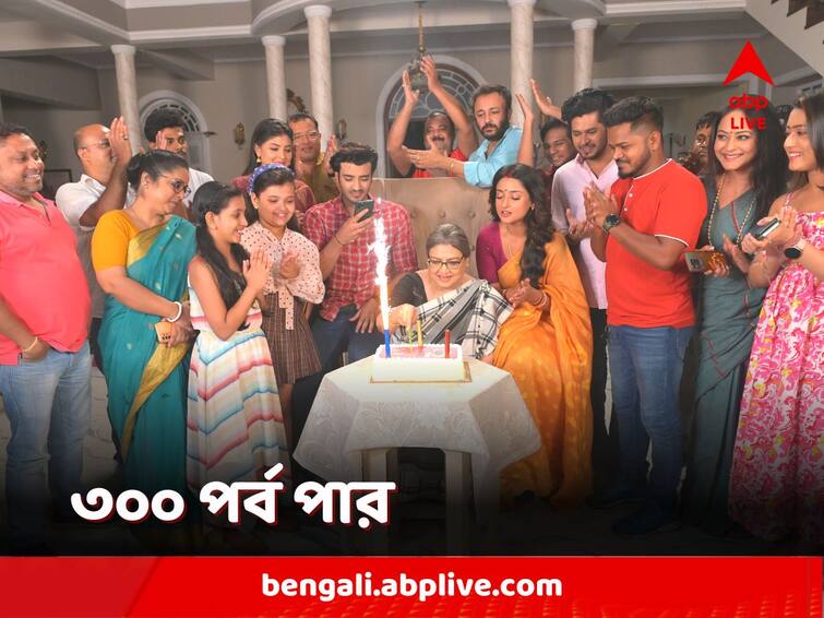 Sun Bangla Serial Update alor thikana crosses 300 episodes celebration in full swing Serial Update: ৩০০ পর্ব পার 'আলোর ঠিকানা' ধারাবাহিকের, সেটেই কেক কেটে, ভূরিভোজে হল উদযাপন