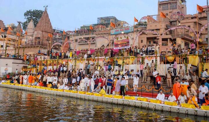 नियम के अनुसार कांवड़ों को गंगा नदी से जल लेकर महादेव के मंदिर जाकर शिवलिंग पर वो जल चढ़ाना होता है. इससे उनकी मांगी हुई मन्नत पूरी होती है.