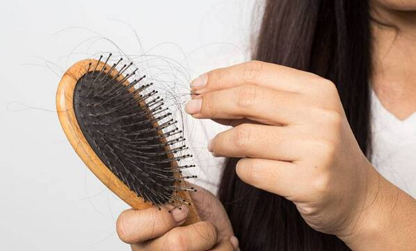 जर तुम्हालाही पावसाळ्यात केस गळण्याची समस्या भेडसावत असेल तर तुम्ही 4 घरगुती उपाय करू शकता, ज्यामुळे तुम्ही केस गळणं कमी करू शकता.