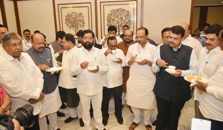 विधिमंडळाच्या पावसाळी अधिवेशनाच्या पूर्वसंध्येला सह्याद्री अतिथीगृह येथे आयोजित चहापान कार्यक्रमात मुख्यमंत्री एकनाथ शिंदे, उपमुख्यमंत्री देवेंद्र फडणवीस, उपमुख्यमंत्री अजित पवार उपस्थित होते.