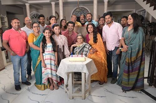 দেখতে দেখতে ৩০০ পর্ব ছুঁয়ে ফেলল সান বাংলার জনপ্রিয় ধারাবাহিক 'আলোর ঠিকানা'। স্বাভাবিকভাবে খুবই খুশি কলাকুশলীরা। সেটেই মহাসমারোহে পালিত হল এই মাইলস্টোন।