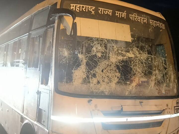 Bhandara News: एसटी बसने रस्त्त्याच्या कडेला उभ्या असलेल्या युवकाला चिरडल्याने संतप्त ग्रामस्थांनी एसटी बसची तोडफोड करत चालकाला बेदम मारहाण केली.