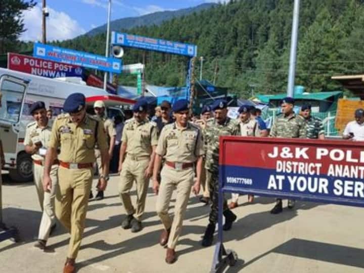 Kashmir’s ADGP visits Nunwan base camp in Pahalgam, takes stock of security arrangements