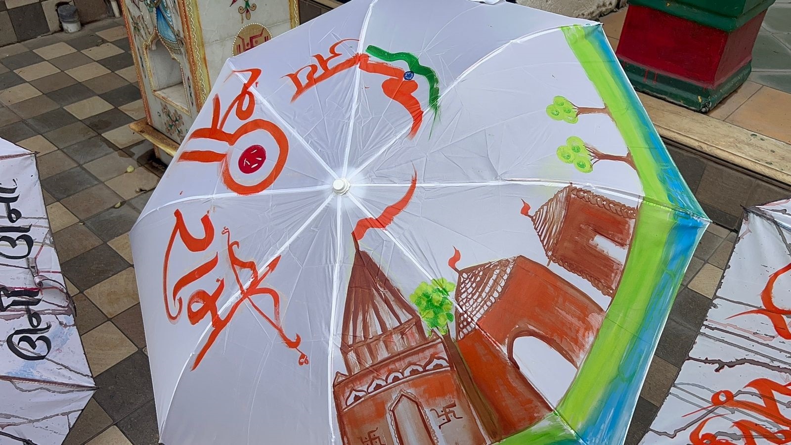 Umbrella: સુરતી યુવતિએ બનાવેલી છત્રીની વિદેશમાં છે ભારે માંગ, જોતા જ લોકો બોલી ઉઠે છે જયશ્રી રામ