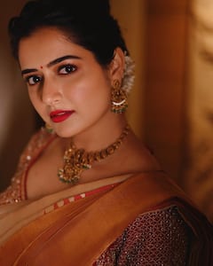 చీర కట్టులో అమిగోస్ భామ- బ్యూటీఫుల్ లుక్స్ తో మెస్మరైజ్