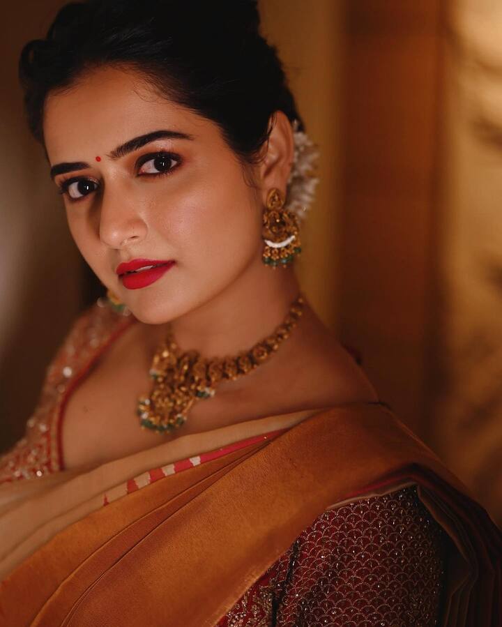 నందమూరి కల్యాణ్ రామ్ తో కలిసి ప్రేక్షకులను బాగా అలరించింది. Photo Credit: Ashika Ranganath/Instagram