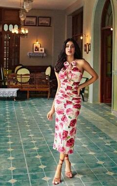 Janhvi Kapoor: ਫਲੋਰਲ ਆਊਟਫਿਟ 'ਚ ਅਭਿਨੇਤਰੀ ਜਾਹਨਵੀ ਕਪੂਰ ਦਾ ਦਿਖਾ ਸਿਜ਼ਲਿੰਗ ਲੁੱਕ, ਤਸਵੀਰਾਂ ਨੇ ਹਾਈ ਕੀਤਾ ਇੰਟਰਨੈੱਟ ਦਾ ਪਾਰਾ