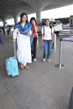 कुर्ता पायजामा पहन पत्नी मृदुला और बेटी आशी के साथ एयरपोर्ट पहुंचे Pankaj Tripathi, सादगी पर फिदा हुए फैंस