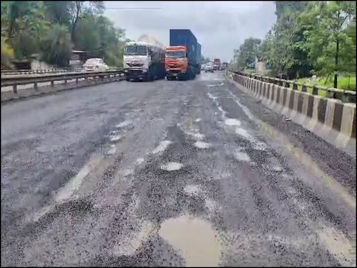 देखभाल आणि दुरुस्तीचा ठेका असलेल्या कंपनीकडून खड्डे बुजवले जात नसल्याने स्थानिकांकडून संताप व्यक्त करण्यात येत आहे.