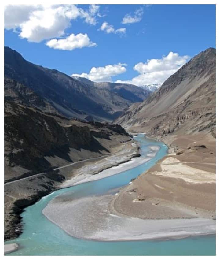 विशेषज्ञों के अनुसार उत्तर भारत की नदियां एलुवियल प्लेन्स के भी वजह से अपने रास्ते बदलती रहती है, ये आम बात है.
