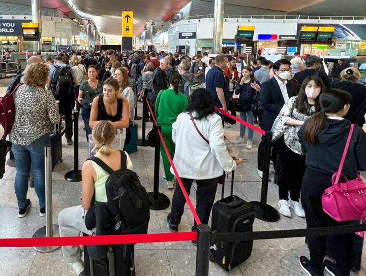 Thousands of travellers stranded in Europe after strikes by airport and airline staff in Italy एयरलाइन कर्मचारियों ने की हड़ताल, यूरोप में फंसे हजारों यात्री, भारतीय टूरिस्टों को नहीं मिल पा रही मदद