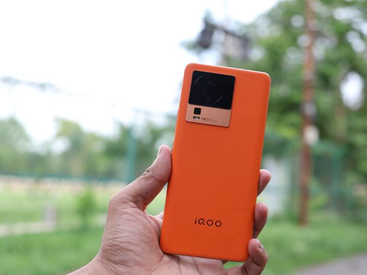 IQOO Neo 7 Pro: फोन में 6.78इंच की डिस्प्ले, 5000 एमएएच की बैटरी, स्नैपड्रैगन 8th प्लस gen 1 SOC के साथ एक इंडिपेंडेंट गेमिंग चिप मिलती है. फोटोग्राफी के लिए फोन में 50MP का सैमसंग GNM 5 OIS सेंसर, 8MP का अल्ट्रावाइड कैमरा और 2MP का मैक्रो कैमरा है. फोन में 5000 एमएएच की बैटरी 120 वॉट के फास्ट चार्जिंग के साथ मिलती है. स्मार्टफोन के 8/128GB वेरिएंट की कीमत 34,999 रुपये है. ऑफर में आपको ये और सस्ता मिल जाएगा.