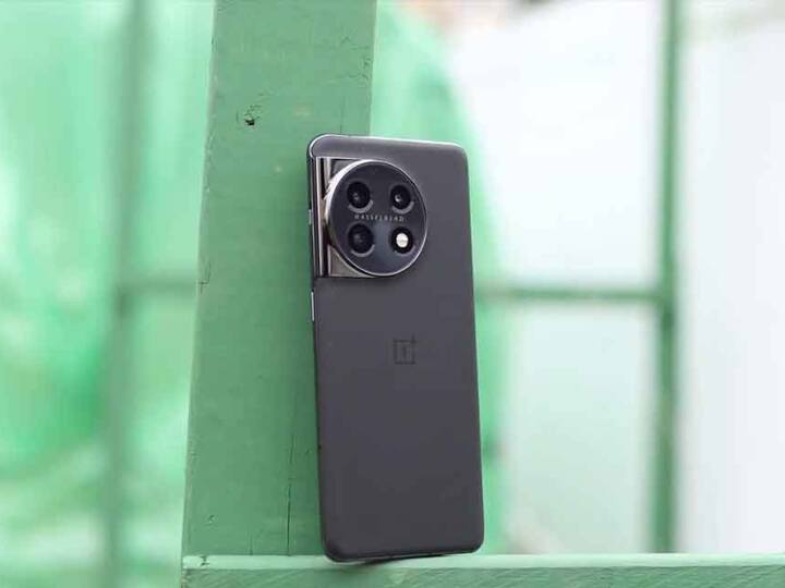 oneplus 11 5G को आप अमेजन से सस्ते में खरीद सकते हैं. स्मार्टफोन को अगर आप आईसीआईसीआई और SBI बैंक के क्रेडिट कार्ड से खरीदते हैं तो आपको डिस्काउंट मिलेगा. इस फोन में 5000 एमएएच की बैटरी,50MP का प्राइमरी कैमरा, 48MP का अल्ट्रावाइड कैमरा और 32MP टेलीफोटो लेंस मिलता है.