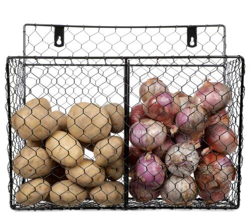 कांदा आणि बटाटा हे नेहमी वेगवेगळे ठेवावे, त्यासोबत इतर कोणती फळं किंवा भाज्या ठेऊ नये. कांदा आणि बटाटा सुद्धा वेगवेगळा ठेवावा, कारण आर्द्रतेमुळे त्यांना कोंब फुटतात.