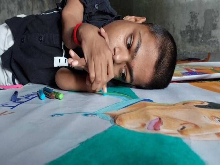 Alok Shelar overcame his disability to excel in painting and singing Ahmednagar Maharashtra Ahmednagar News : जिद्द असावी तर अशी! उंची अवघी अडीच फूट, ना घर ना दार, आलोकला कलेतून कुटुंबांचा आधार व्हायचंय!  