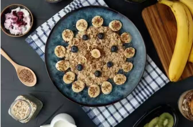 ਜਦੋਂ ਦੁੱਧ ਗਾੜ੍ਹਾ ਹੋ ਜਾਵੇ ਤਾਂ ਇੱਕ ਕੇਲਾ ਕੱਟ ਕੇ ਪੈਨ ਵਿੱਚ ਪਾ ਦਿਓ। ਇਸ ਨੂੰ ਕੁਝ ਦੇਰ ਹਿਲਾਓ ਅਤੇ ਅੱਗ ਤੋਂ ਉਤਾਰ ਕੇ ਇੱਕ ਕਟੋਰੀ ਵਿੱਚ ਰੱਖ ਦਿਓ। ਕੱਟੇ ਹੋਏ ਅਖਰੋਟਾਂ ਨੂੰ ਉੱਪਰ ਲੱਗਾ ਕੇ ਅਤੇ ਤਾਜ਼ਾ ਪਰੋਸੋ।