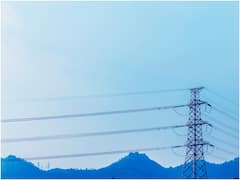 कितना होता है हाईटेंशन तार में करंट, एक झटके में हो जाती है मौत! इनके नीचे से निकलना है खतरनाक?