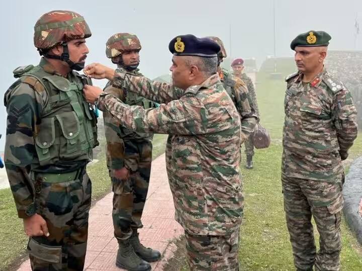 coas-general-manoj-pande-visits-forward-areas-along-loc-to-review-operational-preparedness marathi news Indian Army : लष्करप्रमुख मनोज पांडे यांनी LOC ला लागून असलेल्या भागाला दिली भेट; सैनिकांचं मनोबलही वाढवलं